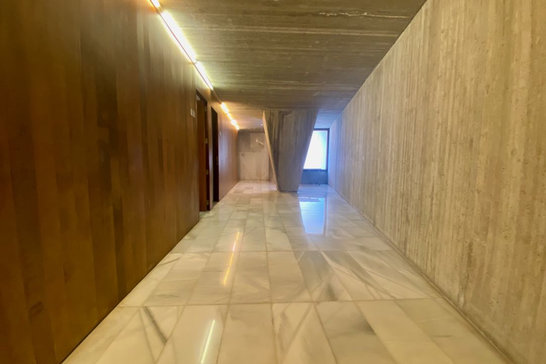 Pasillo de acceso a los aseos