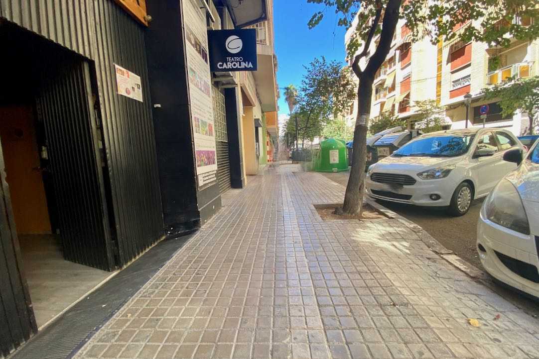 Acera de acceso a la entrada principal