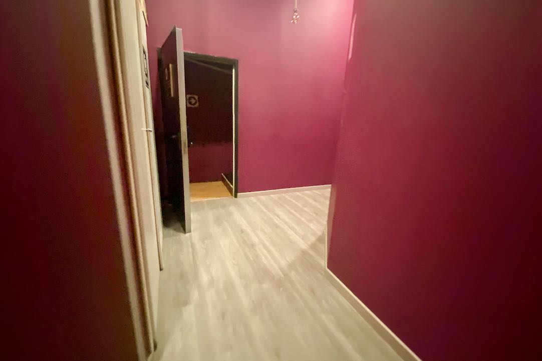 Pasillo de acceso a los aseos desde la Sala Principal 