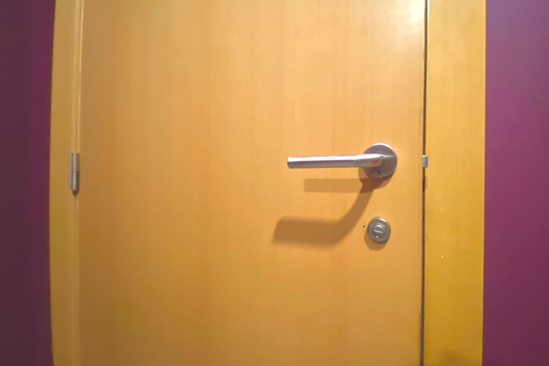 Mecanismo exterior de la puerta del aseo PMR