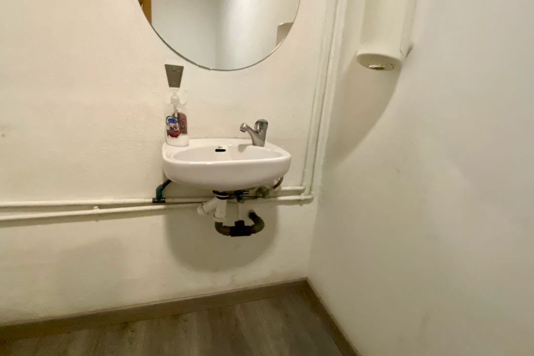 Lavabo interior del aseo PMR