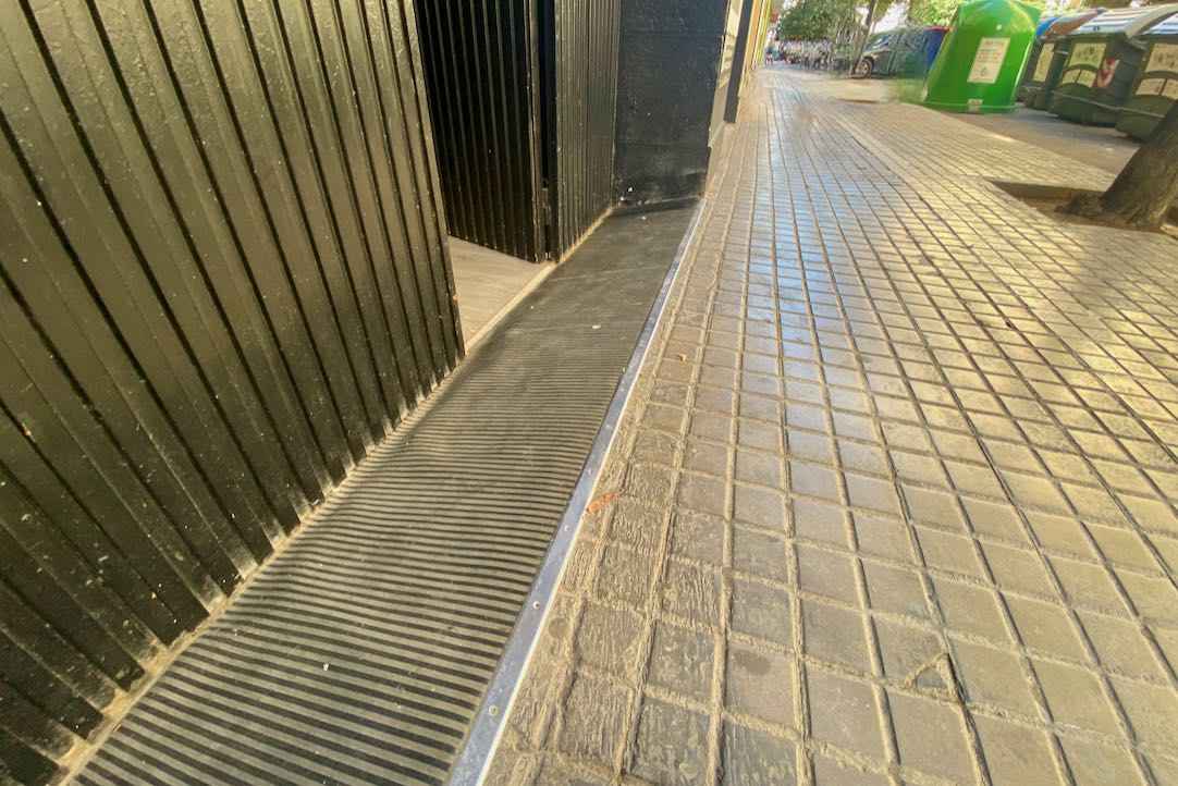 Desnivel de la entrada principal