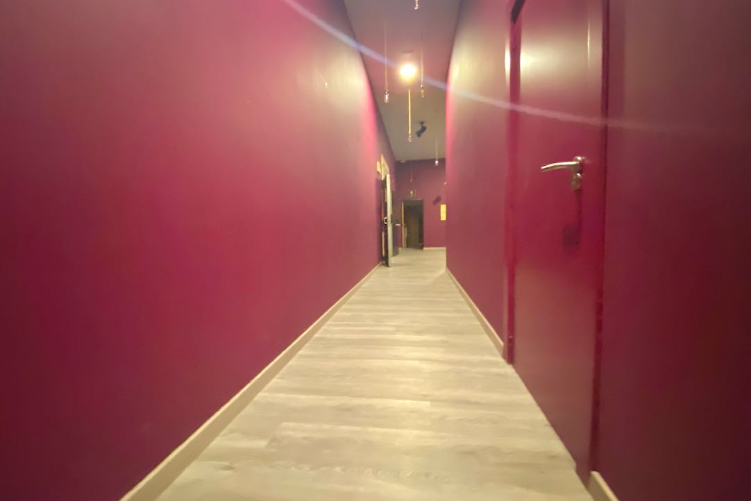 Pasillo de acceso a los aseos desde la Sala Principal