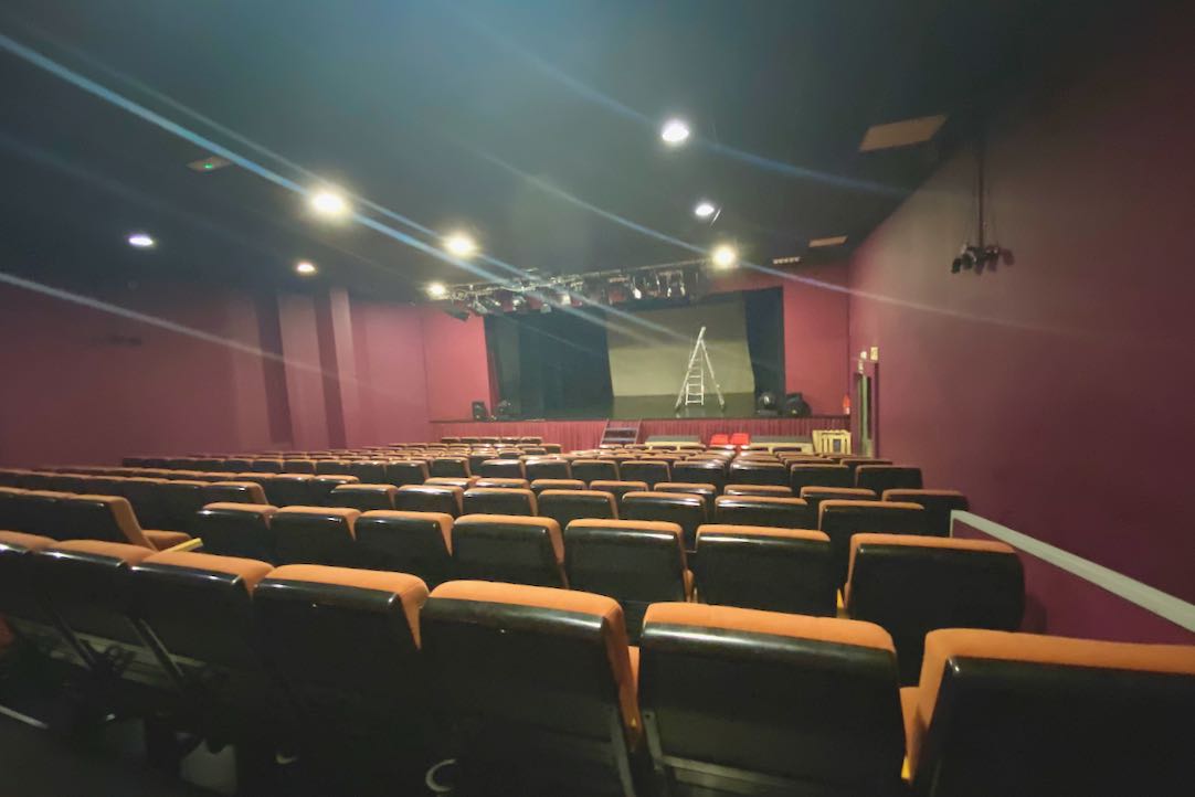 Visión del escenario desde las últimas filas