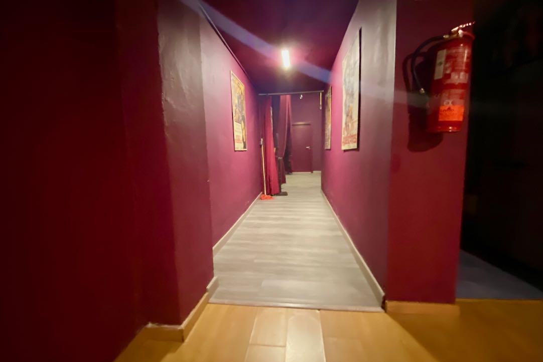 Pasillo de acceso a la Cafetería desde el vestíbulo principal