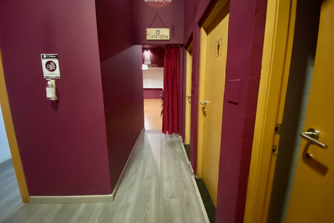 Pasillo de acceso a la Cafetería desde los aseos
