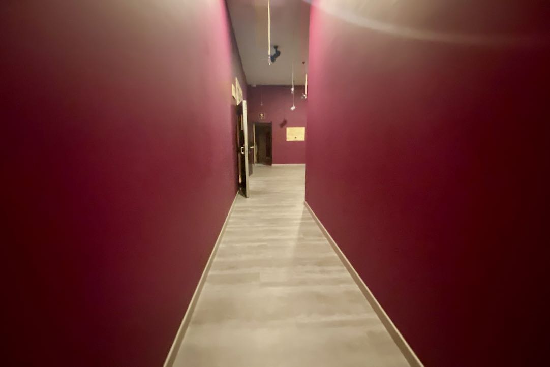 Pasillo de acceso a los aseos desde la Sala Principal 