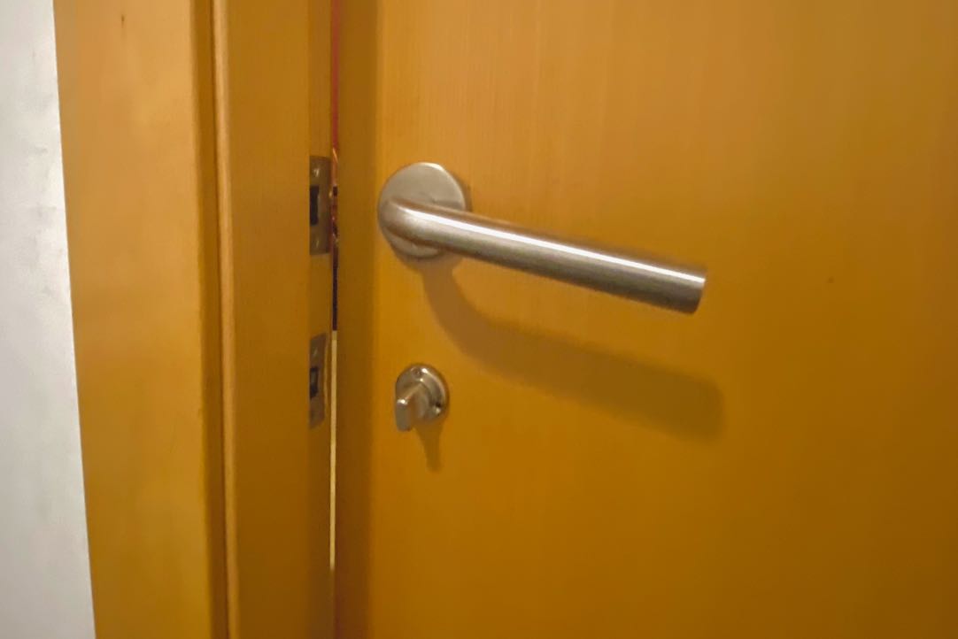 Mecanismo interior y cerrojo de la puerta del aseo PMR