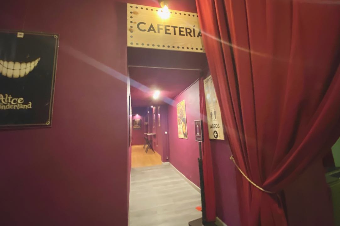 Pasillo de acceso a la Cafetería desde el vestíbulo principal