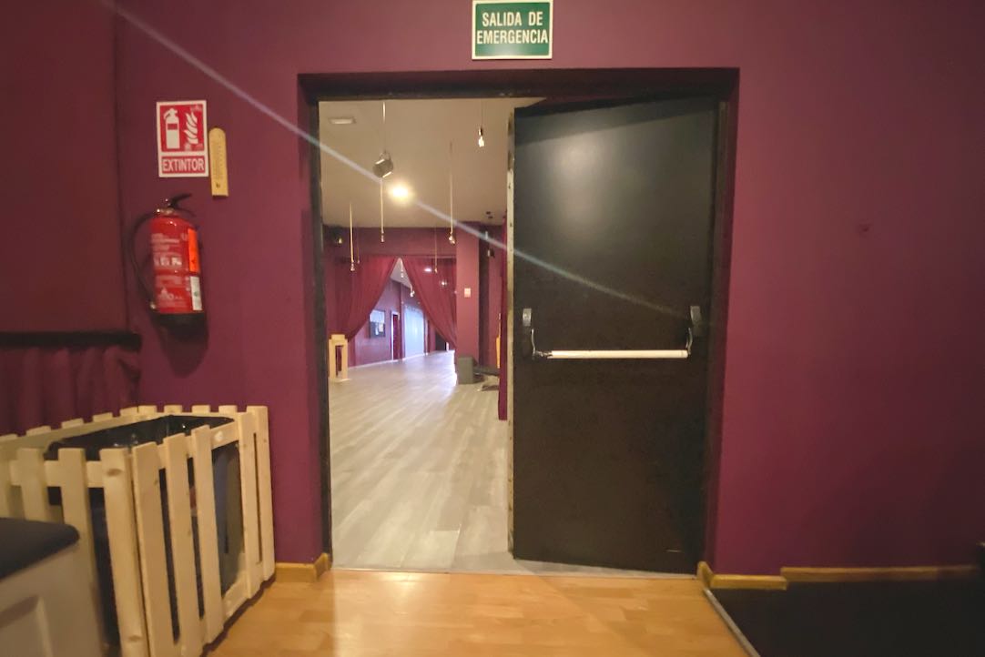 Puerta de Entrada / Salida a la Sala Principal. Vista desde el interior de las sala.