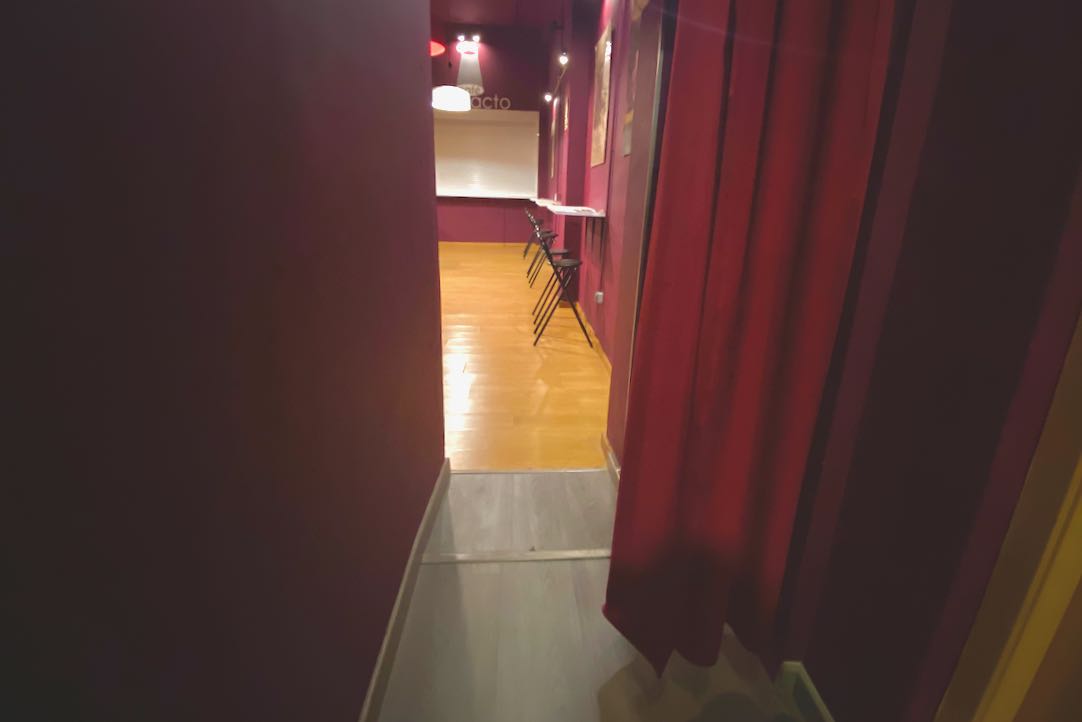 Pasillo de acceso a la Cafetería desde los asesos