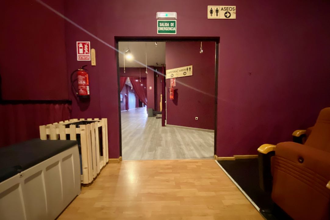 Puerta de Entrada / Salida a la Sala Principal. Vista desde el interior de las sala.