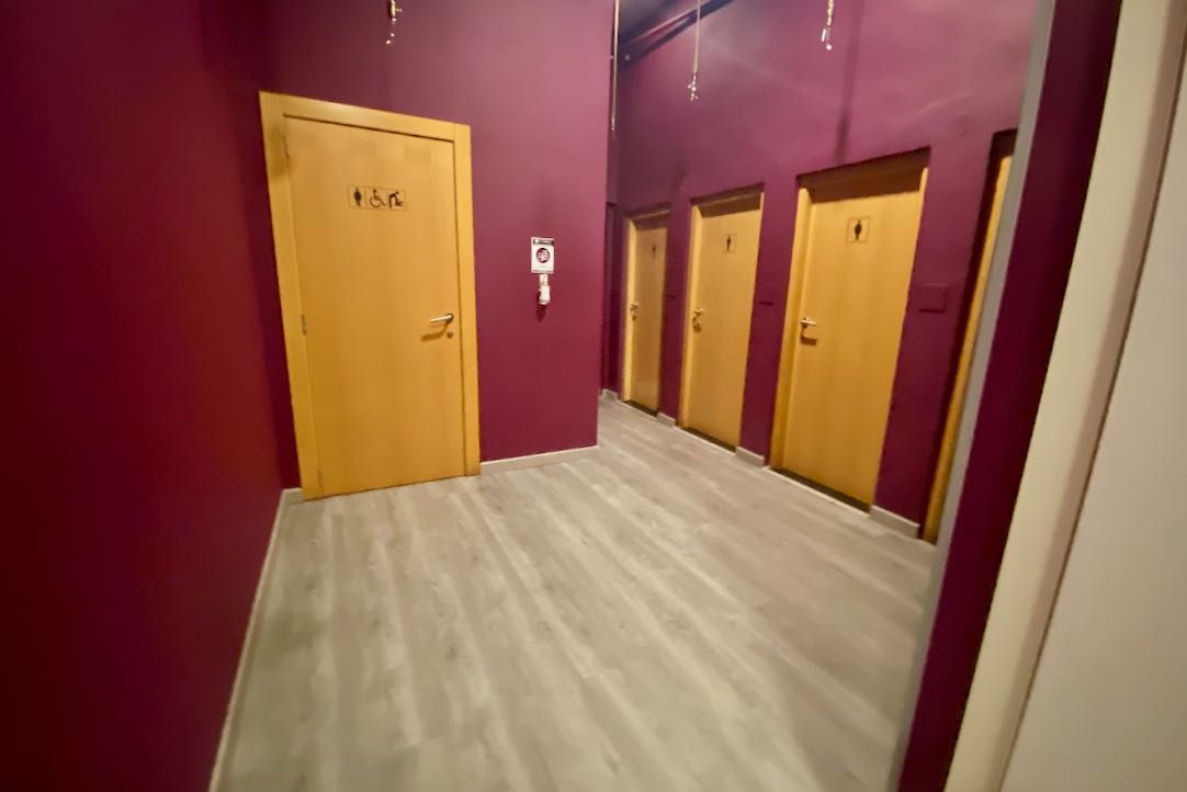 Vestíbulo de acceso a los aseos