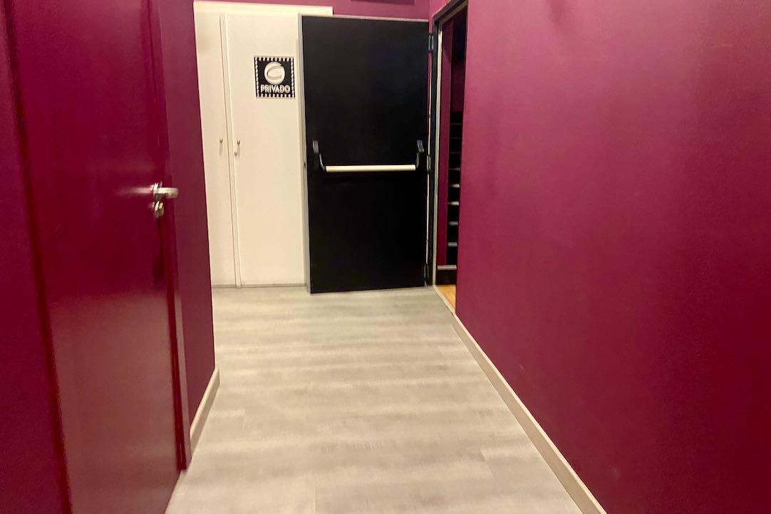 Pasillo de acceso a los aseos desde la Sala Principal 