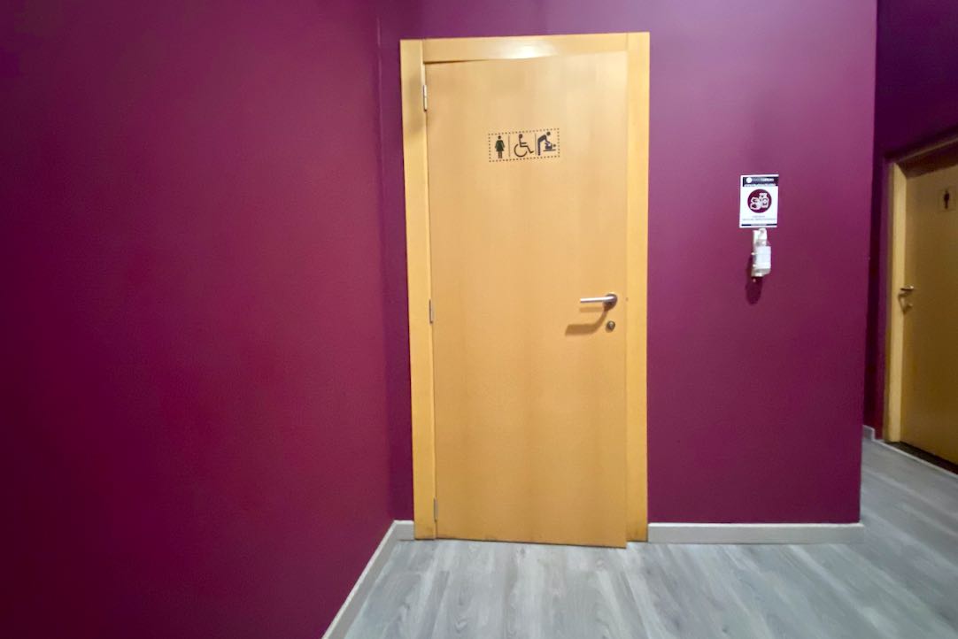 Puerta de acceso al aseo para PMR