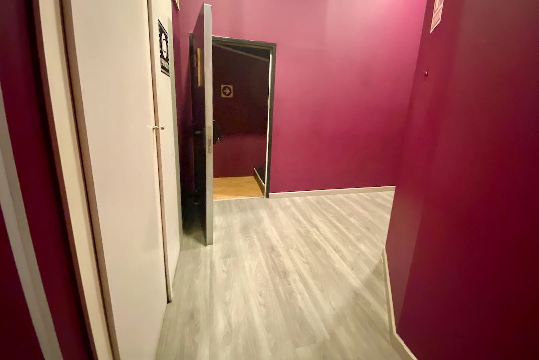 Vestíbulo acceso puerta secundaria a la Sala Principal. No accesible para PMR en silla de ruedas