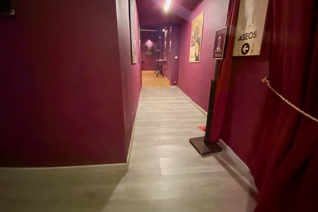 Pasillo de acceso a la Cafetería desde el vestíbulo principal