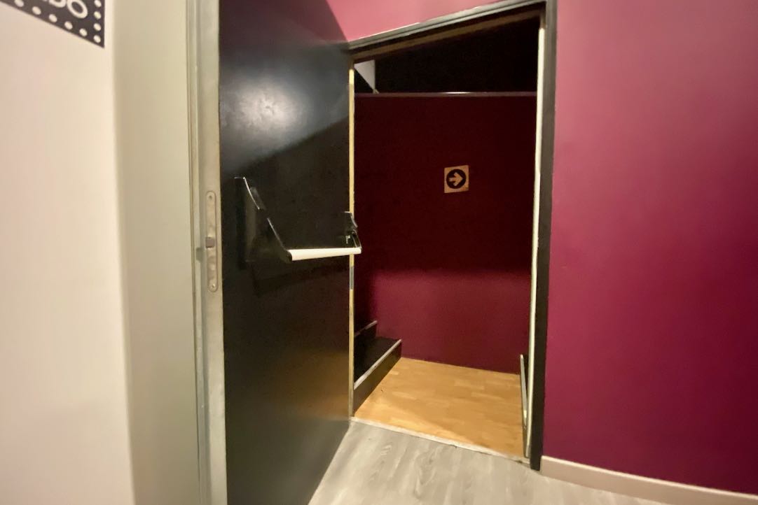 Puerta acceso secundaria Sala Principal. No accesible PMR