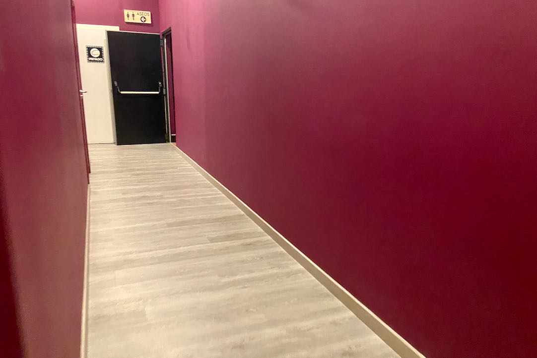 Pasillo de acceso a los aseos desde la Sala Principal 
