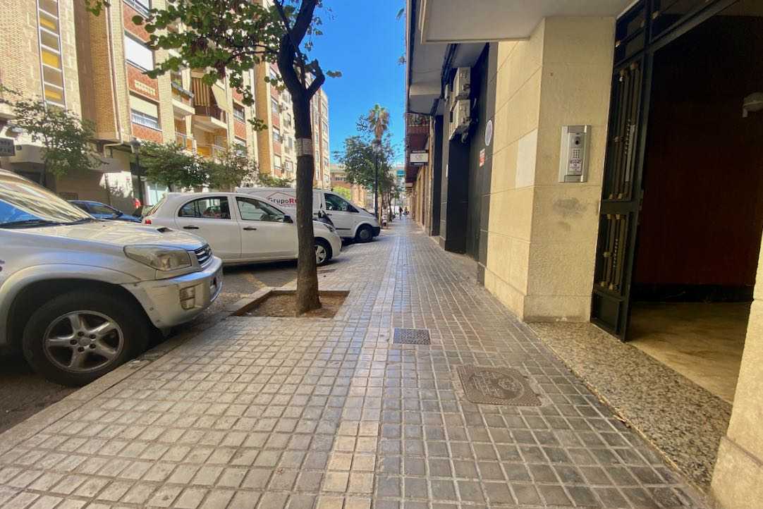 Acera de acceso a la entrada principal