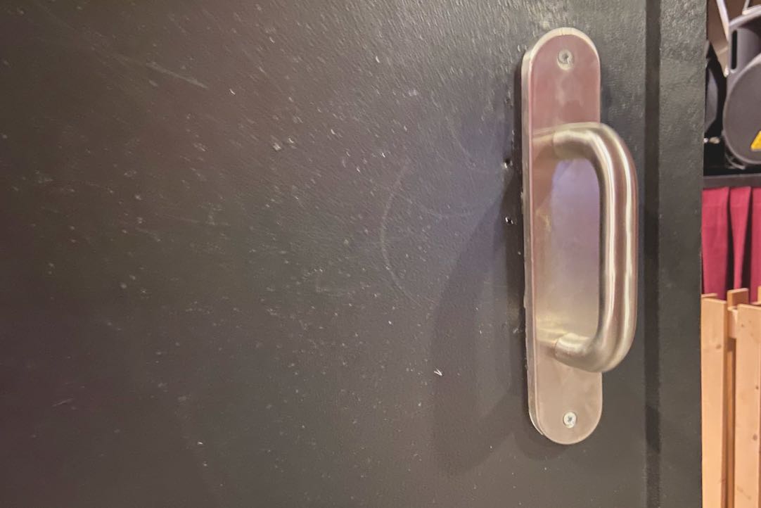 Mecanismo de la puerta de Entrada / Salida a la Sala Principal