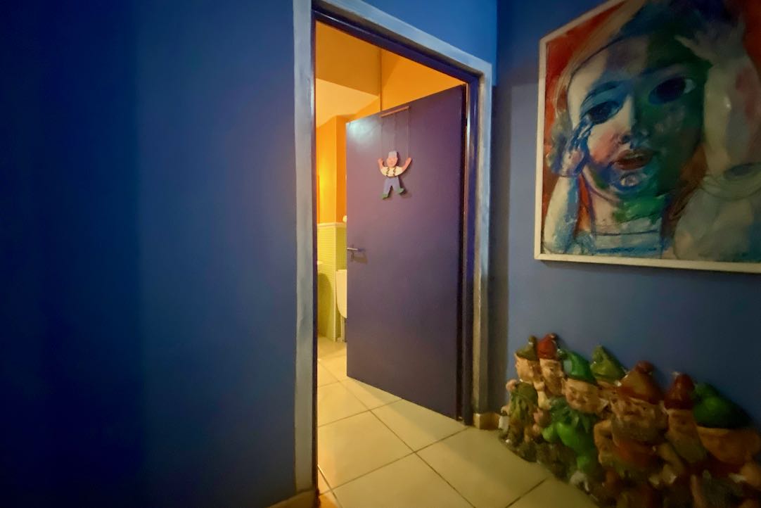 Puerta de acceso al aseo PMR