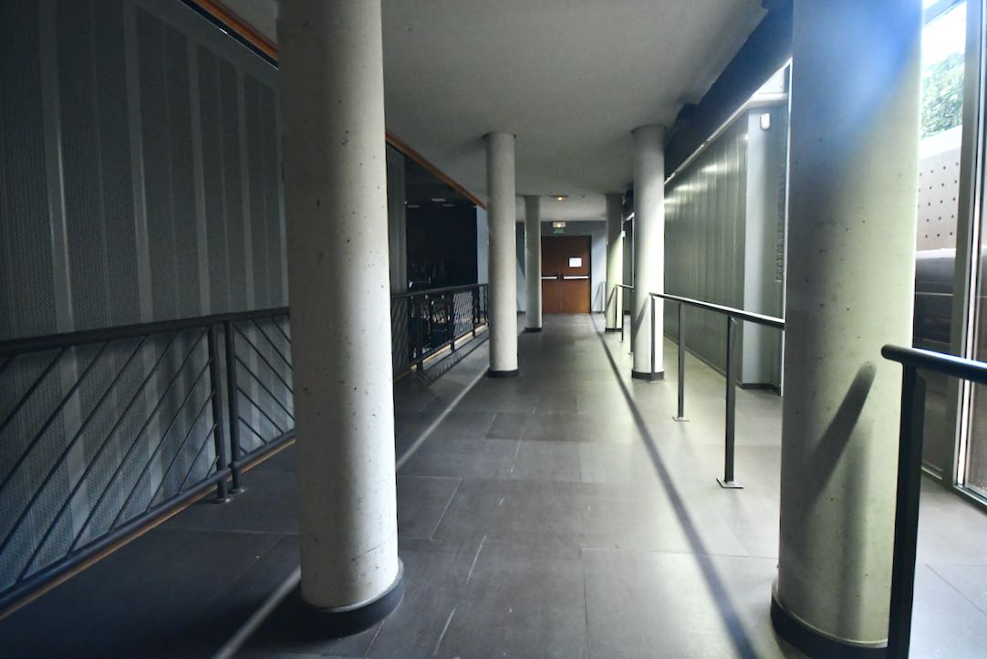Pasillo derecho. Acceso a plazas PMR en silla de ruedas