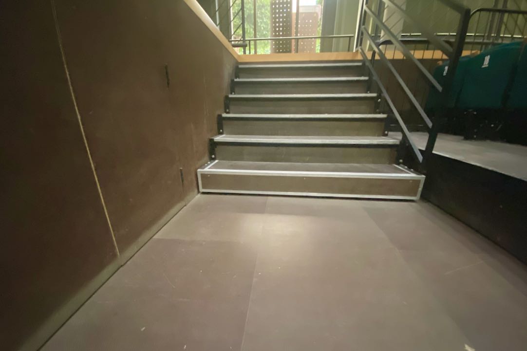 Escalera Derecha. Acceso al Patio de Butacas