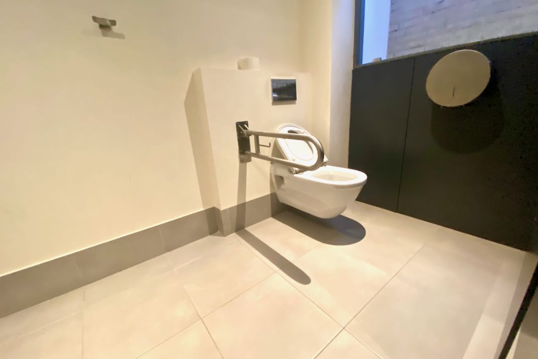 Interior del aseo PMR / Hombres