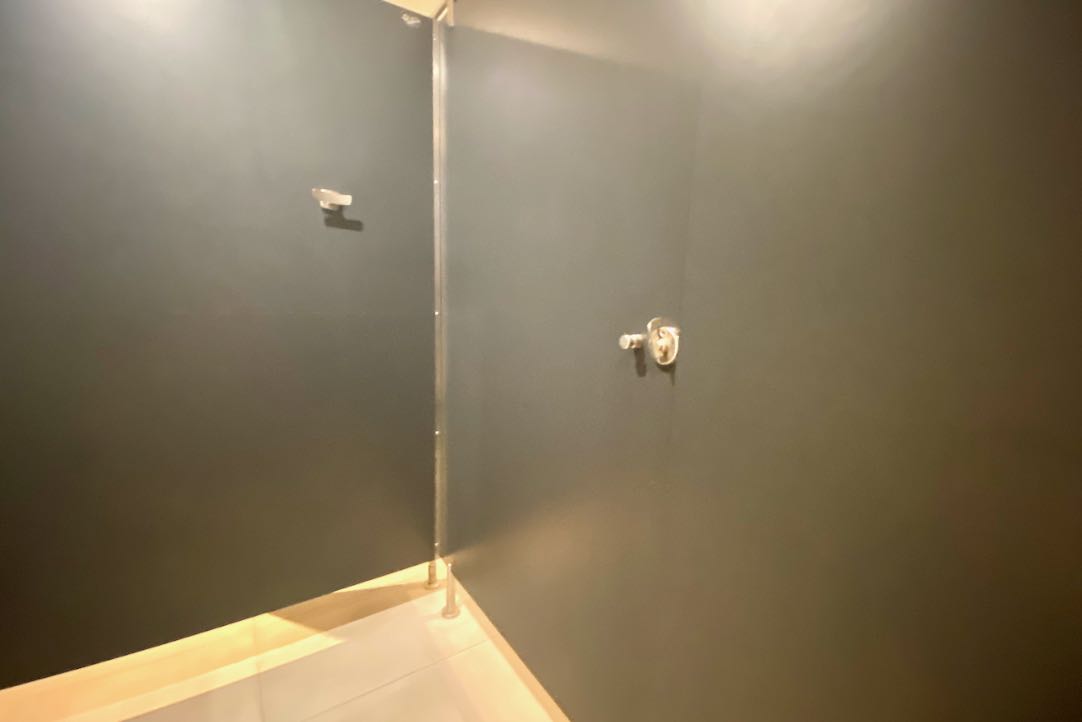Puerta Interior del aseo PMR / Mujeres