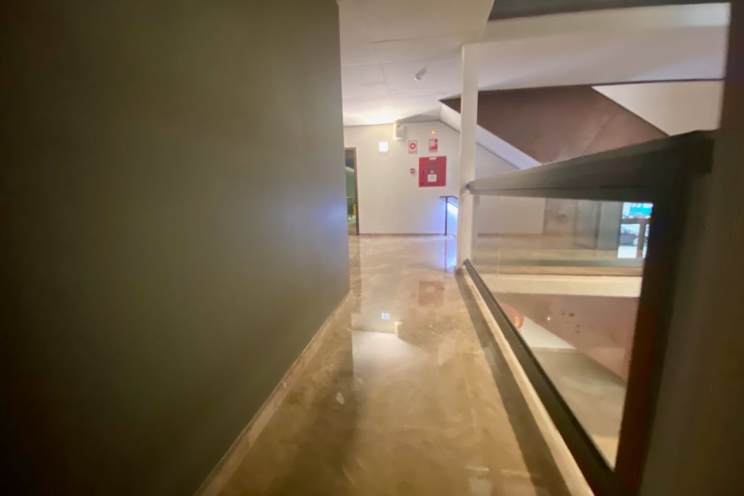 Pasillo de acceso al aseo PMR / Hombres