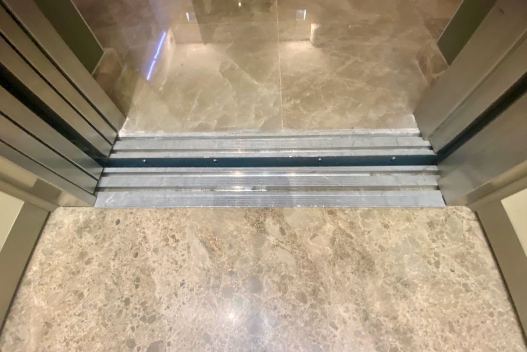 Separación entre el suelo y el pavimento de acceso