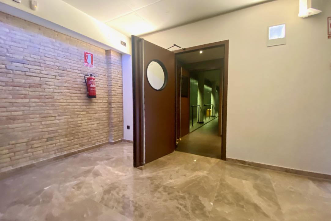 Primera planta. Puerta izquierda de acceso a butacas del piso superior