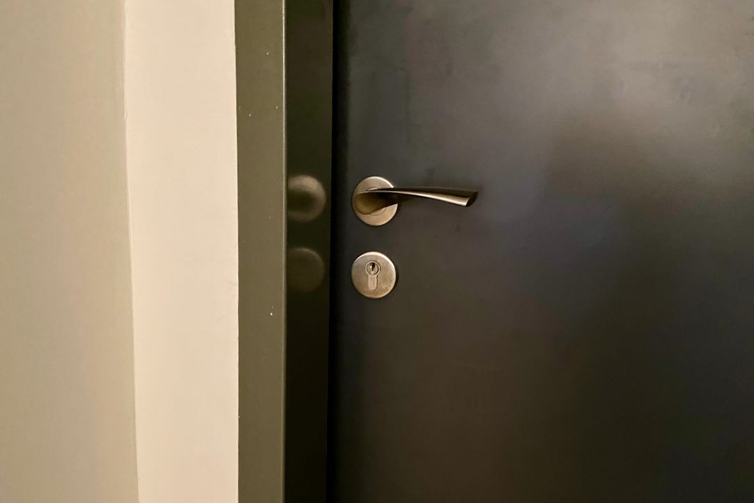 Mecanismo puerta exterior aseo PMR / Hombres