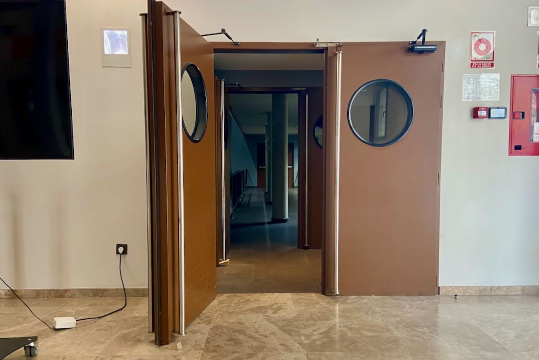 Puerta Derecha. Acceso a la Sala Principal