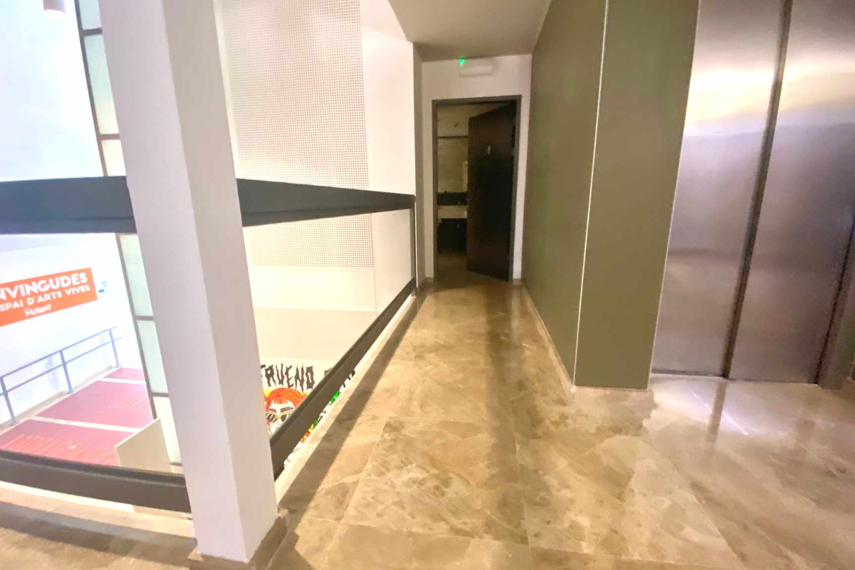 Pasillo de acceso al aseo PMR / Hombres 