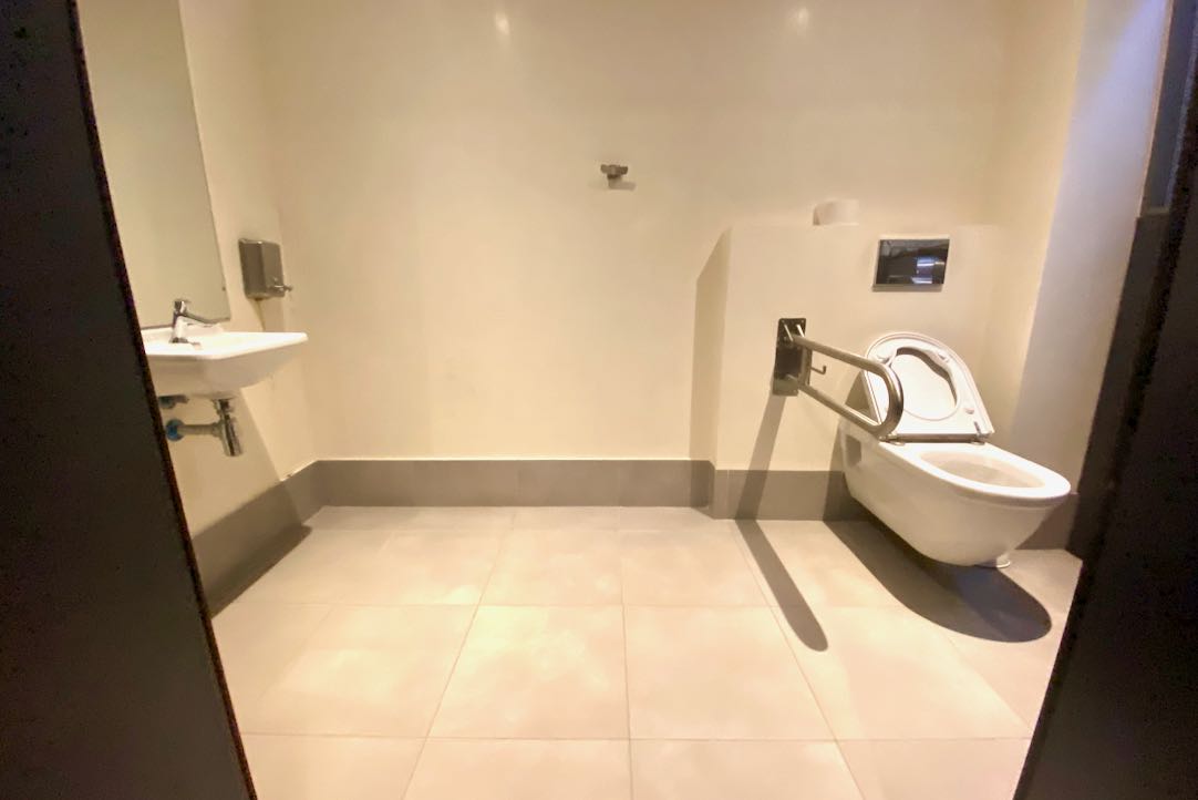 Interior del aseo PMR / Hombres