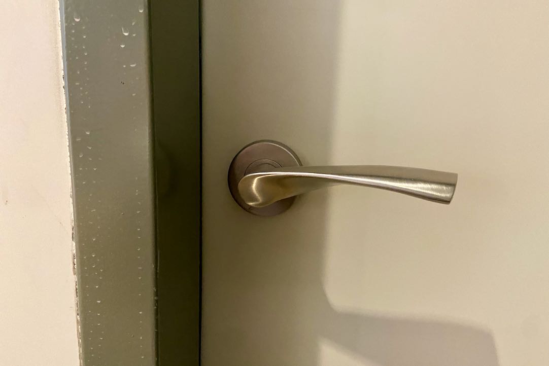 Puerta exterior. Mecanismo de apertura