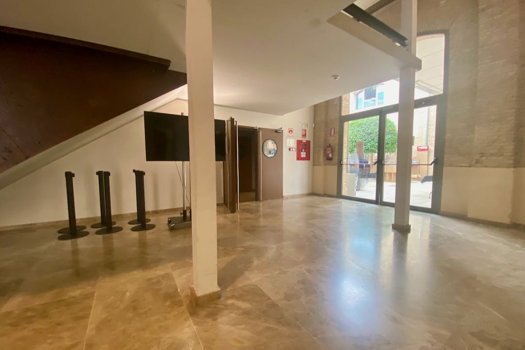 Vestíbulo de acceso a la Sala Principal. Puerta Derecha