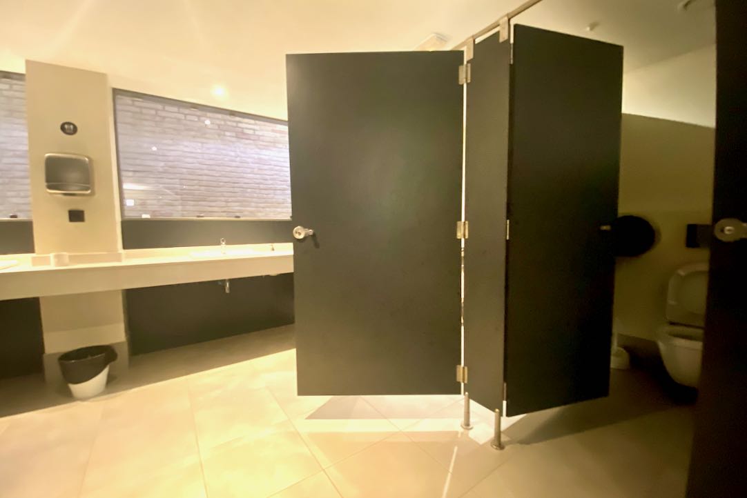 Puerta Interior del aseo PMR / Mujeres