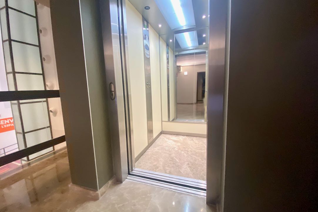 Ascensor. Acceso en planta