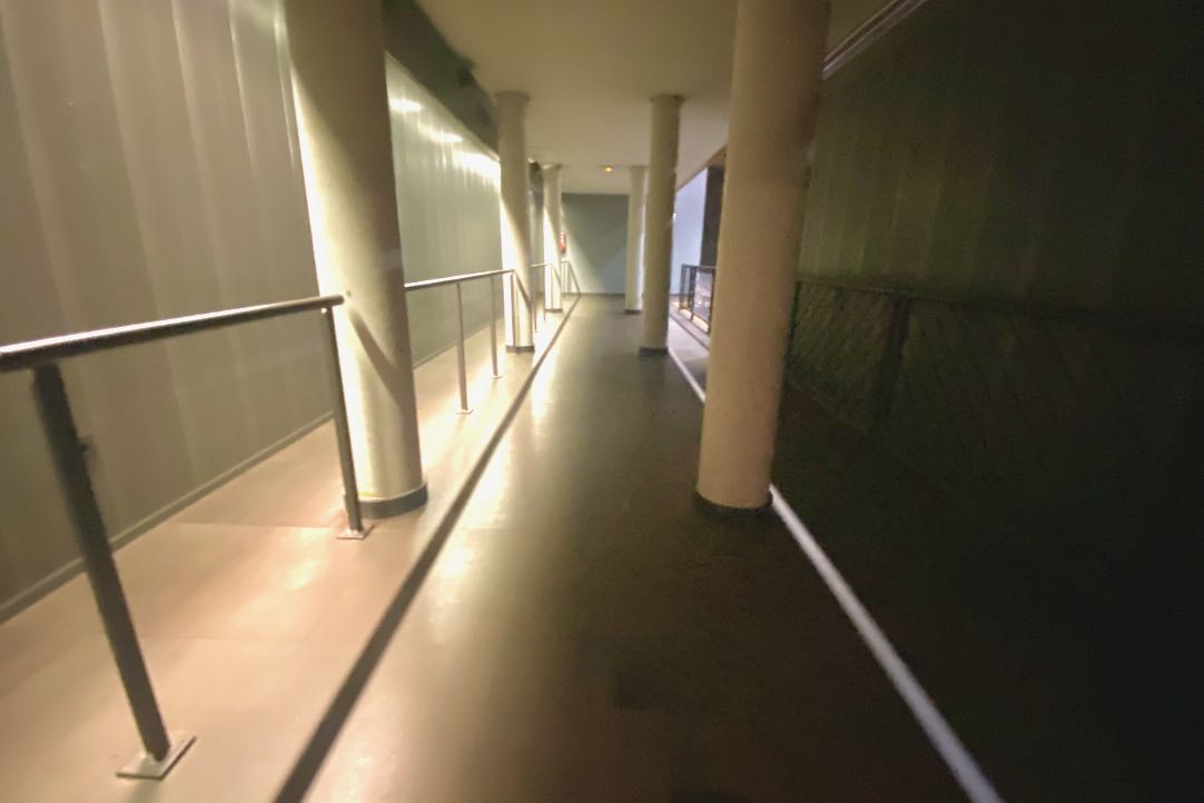 Pasillo izquierdo. Acceso a plazas PMR en silla de ruedas