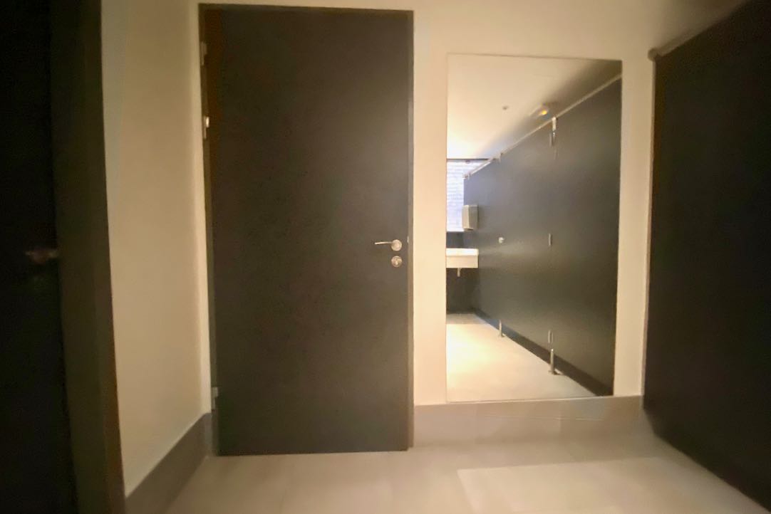 Puerta Exterior del aseo PMR / Hombres. Visión desde el interior