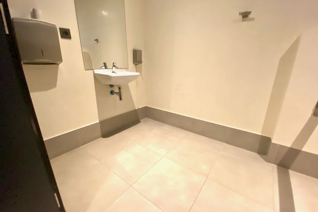 Interior del aseo PMR / Hombres