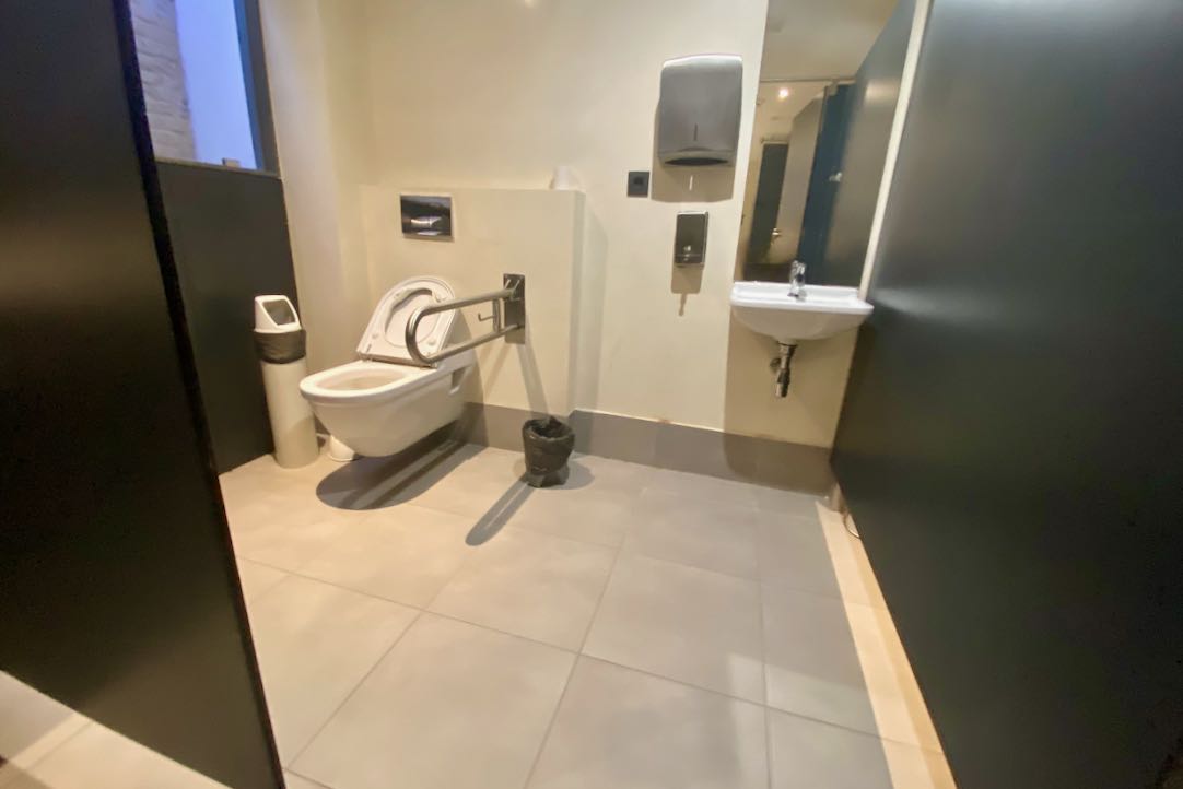 Interior del aseo PMR / Mujeres