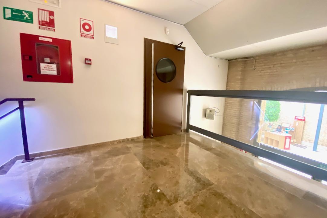 Primera planta. Puerta derecha de acceso a butacas del piso superior