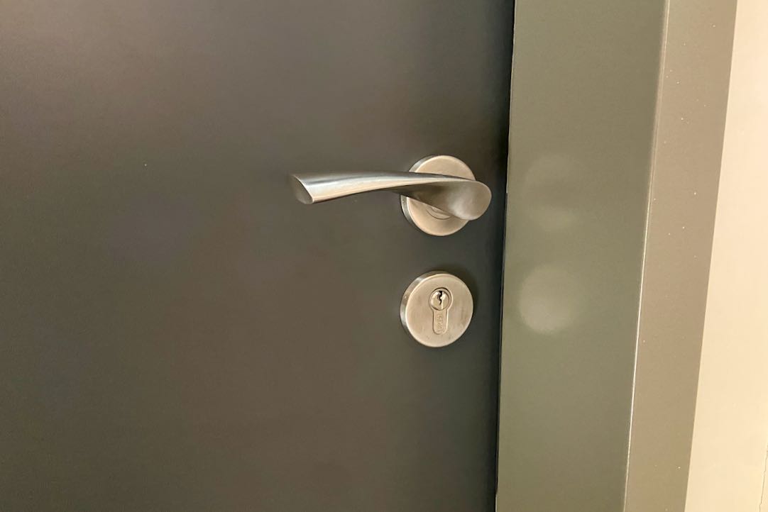 Mecanismo puerta exterior aseo PMR / Mujeres