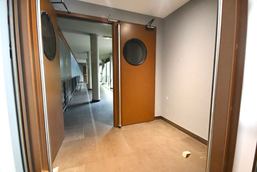 Puerta Derecha. Acceso a la Sala Principal