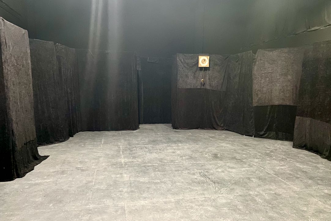 Visión del escenario desde la localidad para PMR en silla de ruedas. Fila 1 Butaca 9-10