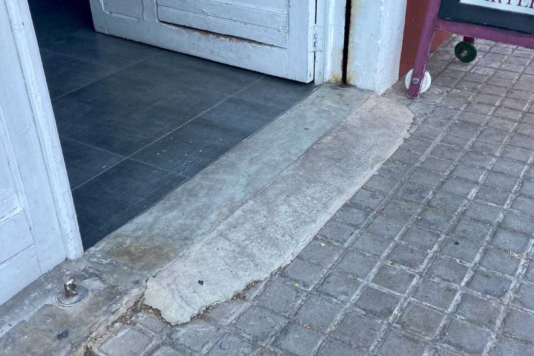 Detalle del resalte en la puerta principal
